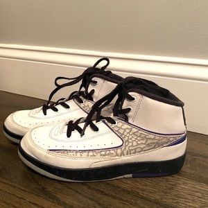 Boys Jordan 2s basketball shoe